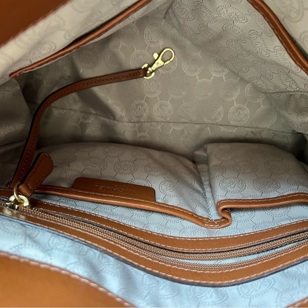 LIKE NEW! MICHAEL Michael Kors Hamilton MK
Logo Satchel - Picture 10 of 15